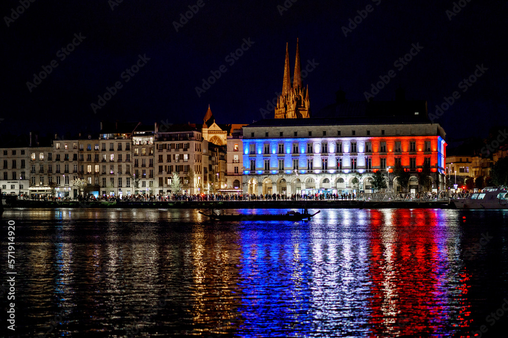 Fototapeta premium Bayonne de nuit, mairie éclairée aux couleurs de la France