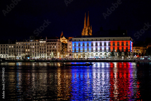 Bayonne de nuit, mairie éclairée aux couleurs de la France