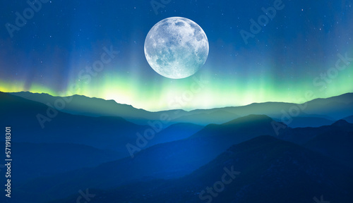 Fotografia Beautiful landscape with blue misty silhouettes of mountains - Northern lights (