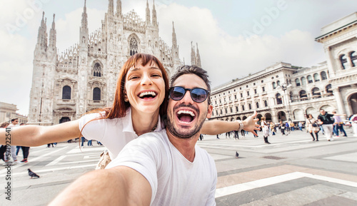 Fotografia Happy couple taking selfie in front of Duomo cathedral in Milan, Lombardia - Two