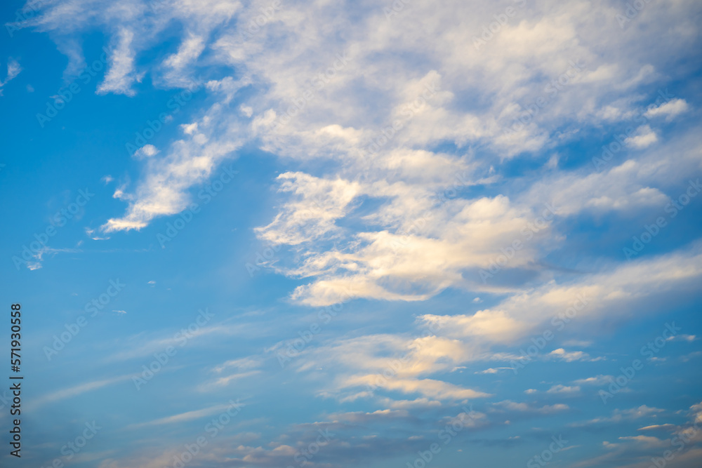 秋の爽やかな青空と白い雲