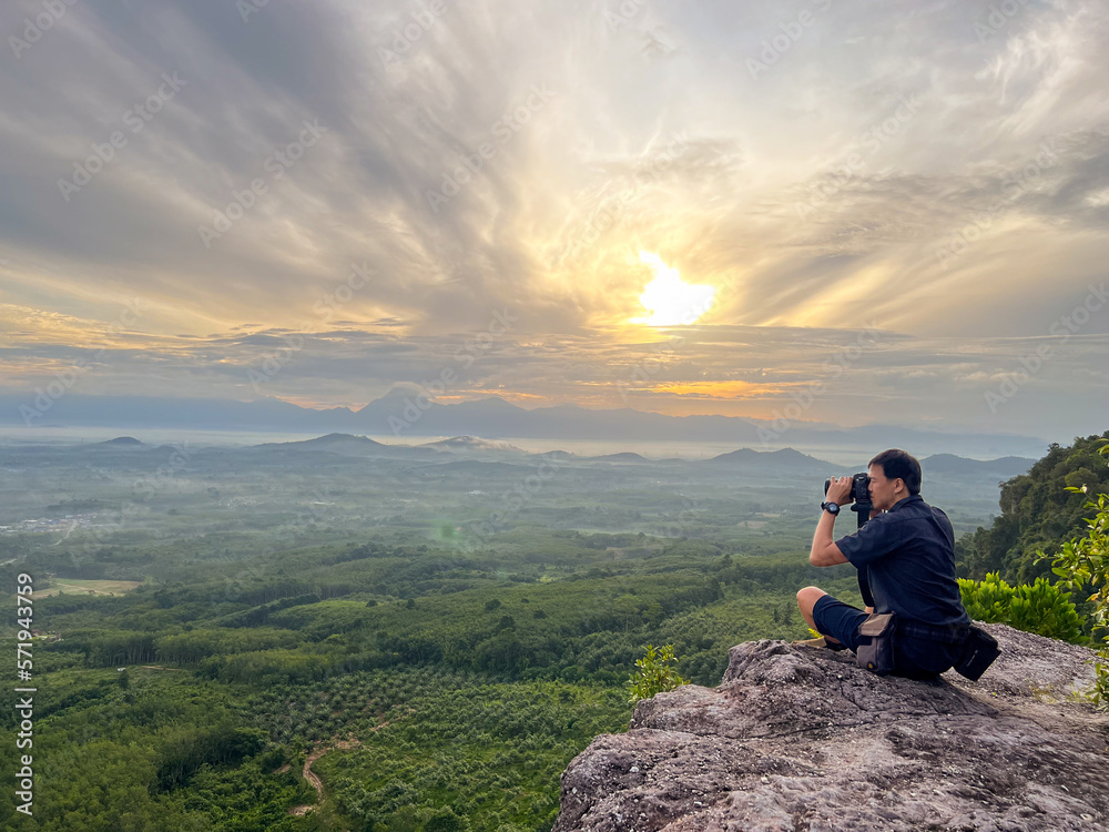 Naklejka premium The photographer sits and looks at the sea of clouds. in Nakhon Si Thammarat Province