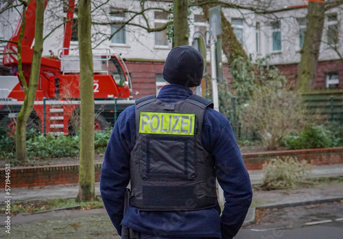 Polizei Berlin sichert Einsatzstelle der Berliner Feuerwehr ab