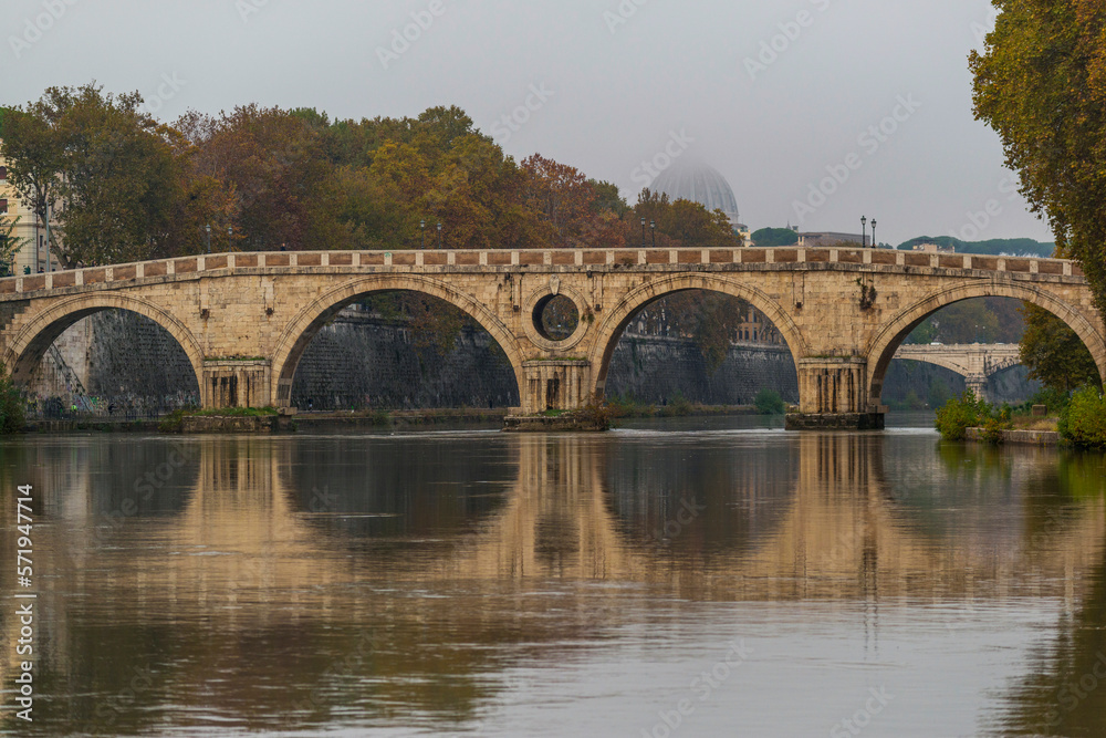 Fototapeta premium Matin d'automne le long du Tibre à Rome