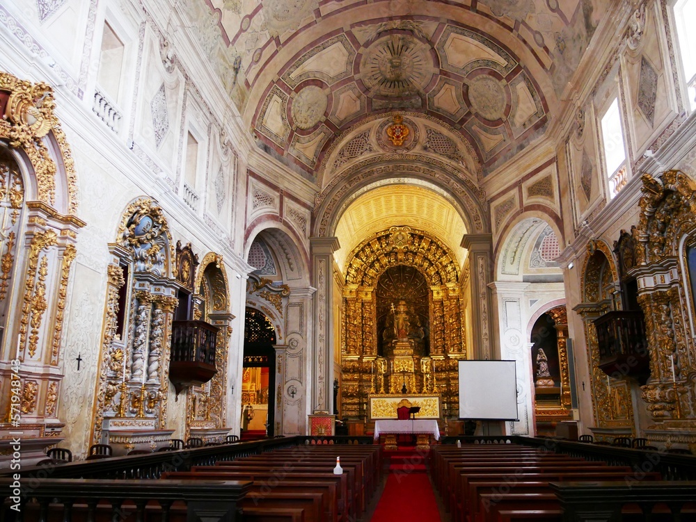 Intérieur de l'église catholique Sao Pedro à Ponta Delgada sur l'île de Sao Miguel dans l'archipel des Açores au Portugal Europe