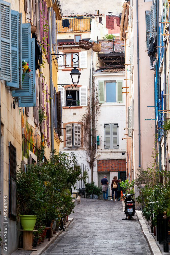 Rue étroite dans le quartier du Panier à Marseille