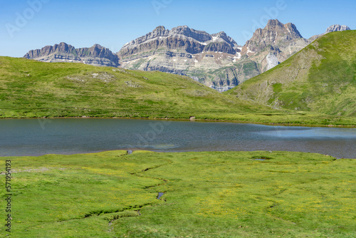 Photo Lakes of Astun hike and views of the valley in Aragon pyrenees mountains in summ