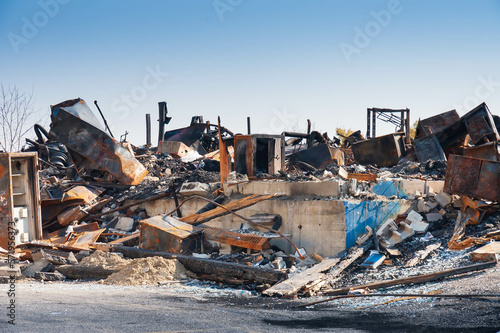Foto Abandoned scrapyard metal after a big fire in Quebec country, Canada