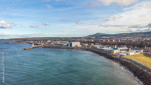 Tableau sur toile A scenic aerial view of a Scottish port with turquoise water and the town on the