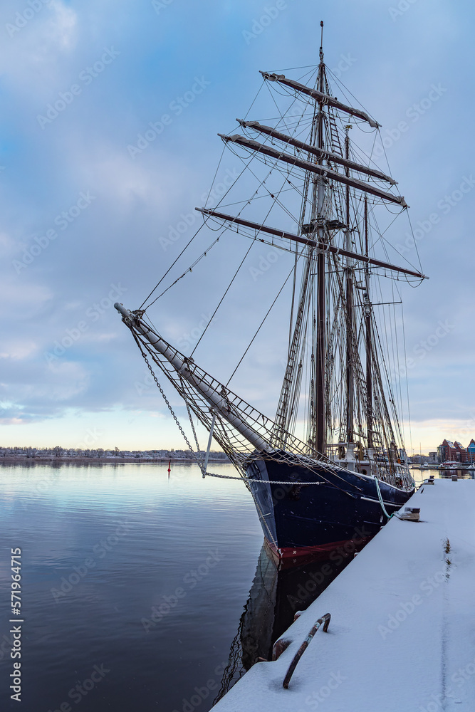Segelschiff im Stadthafen in der Hansestadt Rostock im Winter