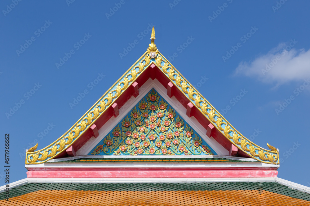 Foto de The gable roofs of Buddhist temples in Thailand are decorated ...