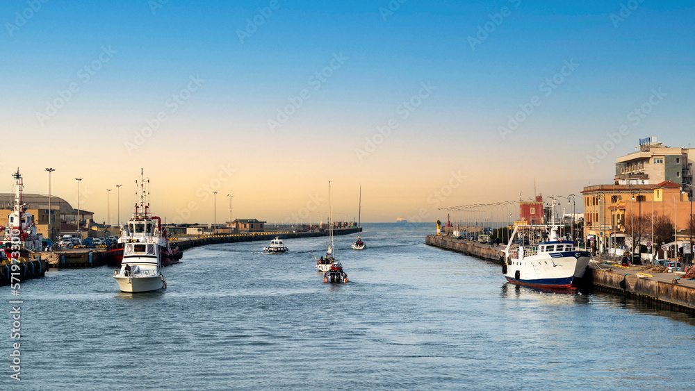 Fototapeta premium Trafic maritime à l'aube dans le port