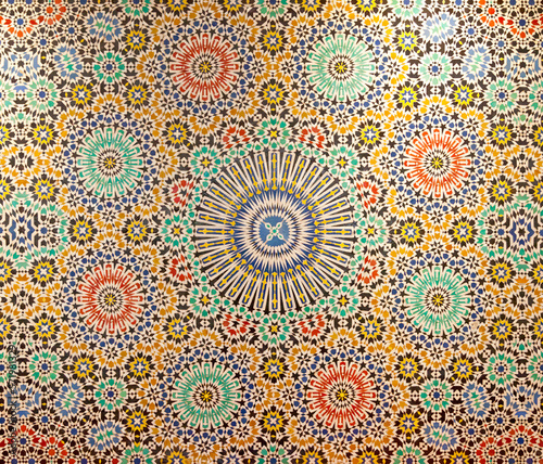 Moroccan geometric pattern in mosaic © BreizhAtao