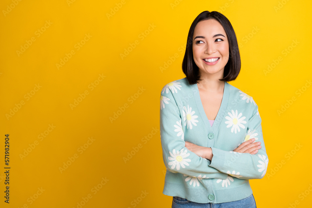 Photo of positive lovely lady brunette wear trendy daisy flower print outfit look empty space novelty isolated on yellow color background Photo of positive lovely lady brunette wear trendy daisy flower print outfit look empty space novelty isolated on yellow color background