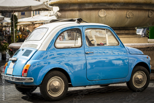 Classique voiture italienne garée dans une rue de Rome © PPJ