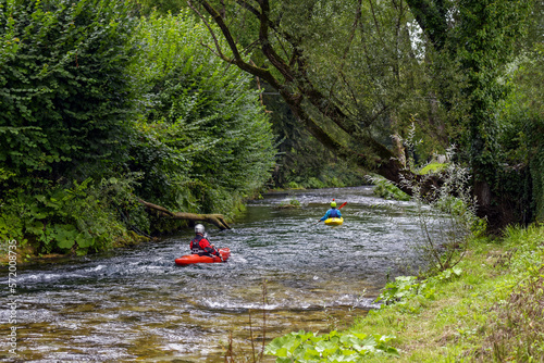 Kayak sur une rivière en Italie