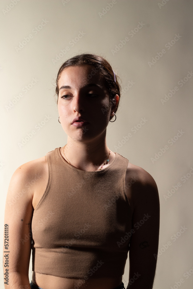 Obraz premium impromptu lighting session with young model without makeup