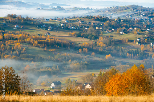 Krajobraz jesienny. Poranne mgły w dolinach Beskidów