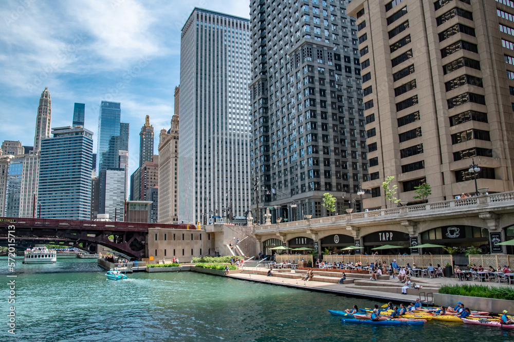 Fototapeta premium People Enjoying Chicago River on a beautiful sunny day