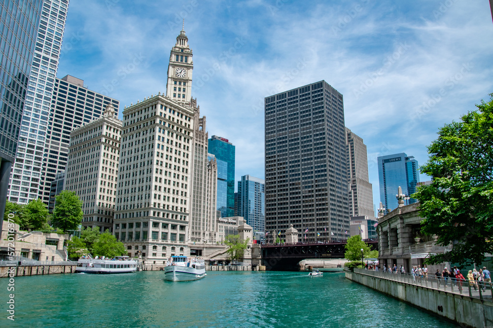 Obraz premium Chicago City Skyline Looking Down the Chicago River With Boats