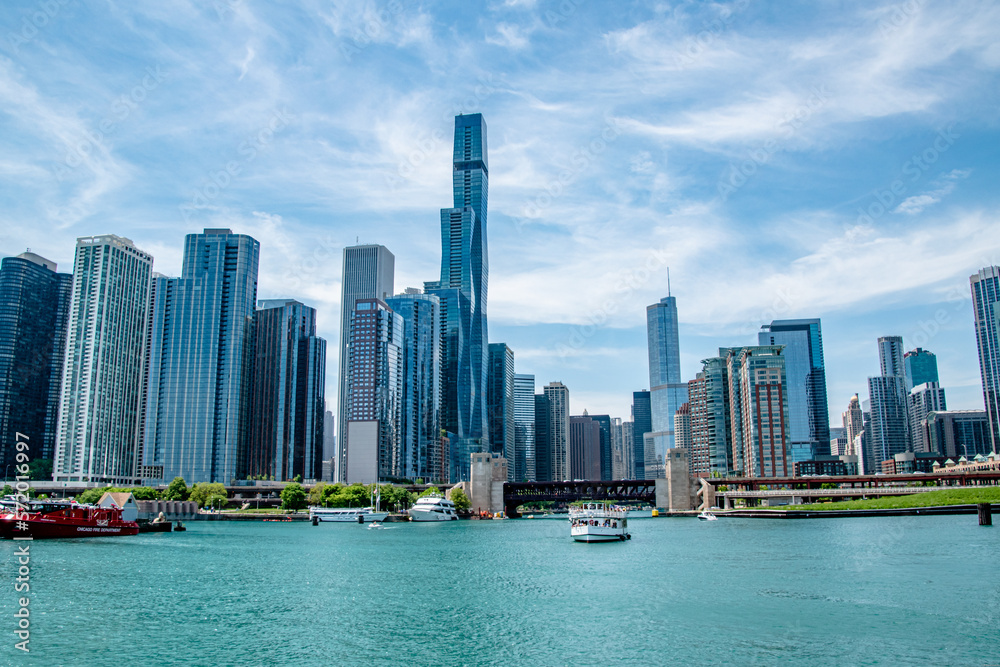 Fototapeta premium Chicago City Skyline Looking Down the Chicago River