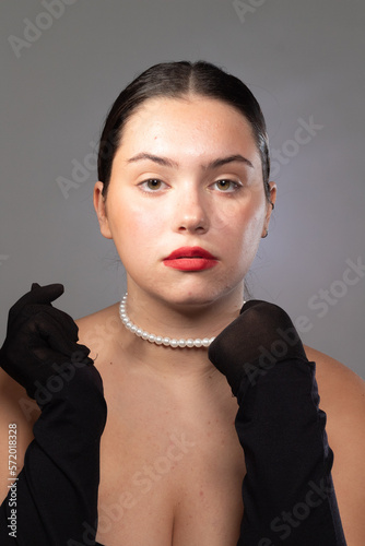 Retrato de una mujer joven en estilo retro noir de hollywood una hermosa chica morena con peinado y maquillaje