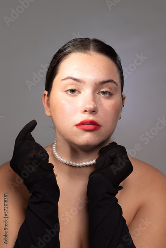 Retrato de una mujer joven en estilo retro noir de hollywood una hermosa chica morena con peinado y maquillaje