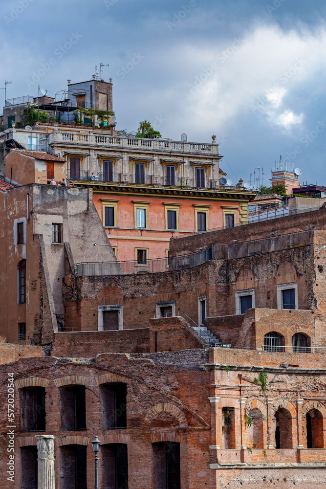 Ruines et anciennes immeubles dans le centre historique de Rome