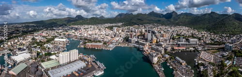 Foto Port Louis, Mauritius, panoramic aerial view of the old and modern buildings around Caudan Waterfront, Harbor and City of Port Louis, Capital of Mauritius with mountains in the background