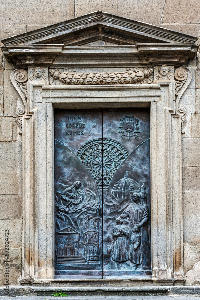 Porte dans le centre historique de Viterbo en Italie
