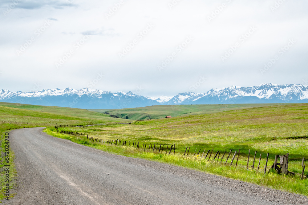 Naklejka premium Dirt Road Going Towards Wallowa Mountain Range in Oregon
