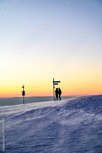 Herrlicher Sonnenuntergang mit Sonne am Himmel auf der Wasserkuppe am Radom, Hessen, Rhön, Deutschland