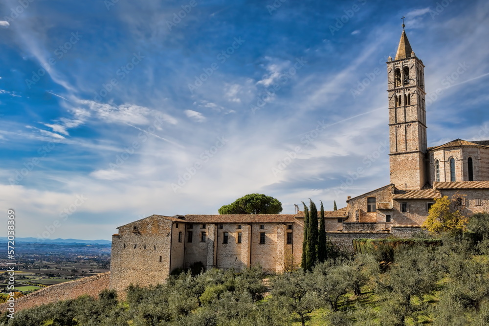 assisi, italien - santa chiara mit glockenturm