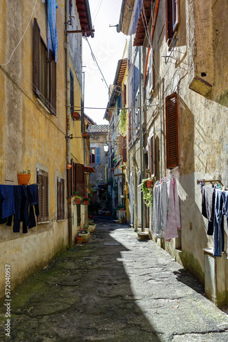Balade dans le centre d'une vieille ville en Italie