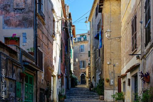 Balade dans le centre d'une vieille ville en Italie © patrick