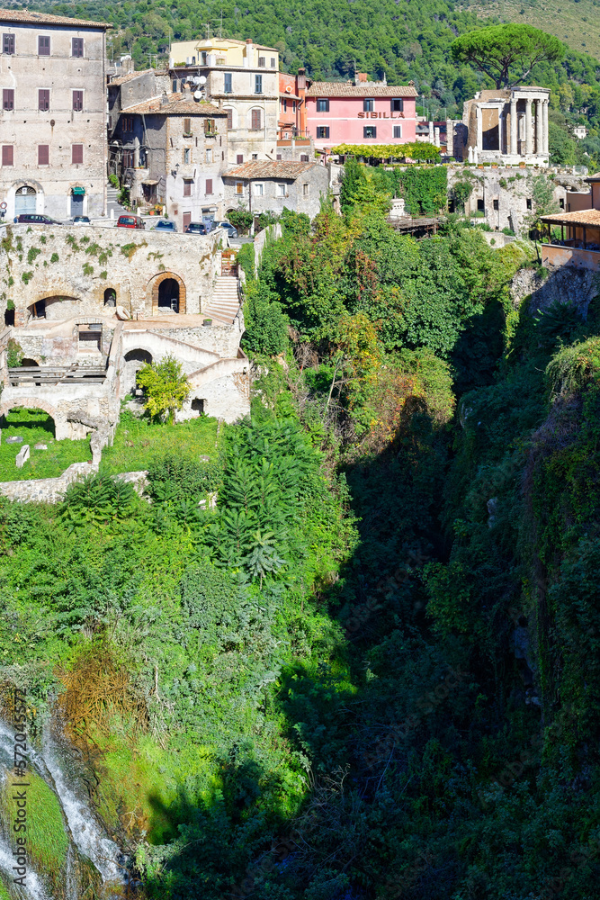 Vue sur le centre de Tivoli et ses cascades en Italie