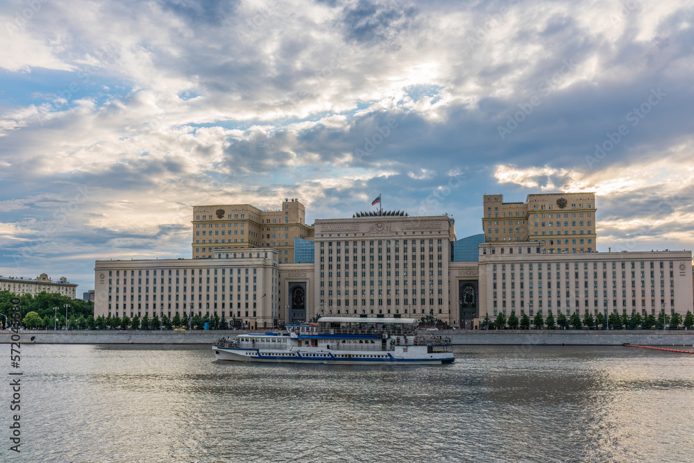 Obraz premium View of the Ministry of Defence of Russian Federation, and Moscow river embakmen