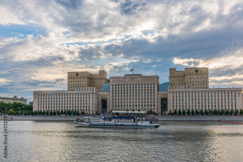 View of the Ministry of Defence of Russian Federation, and Moscow river embakmen © Dmitrii Potashkin