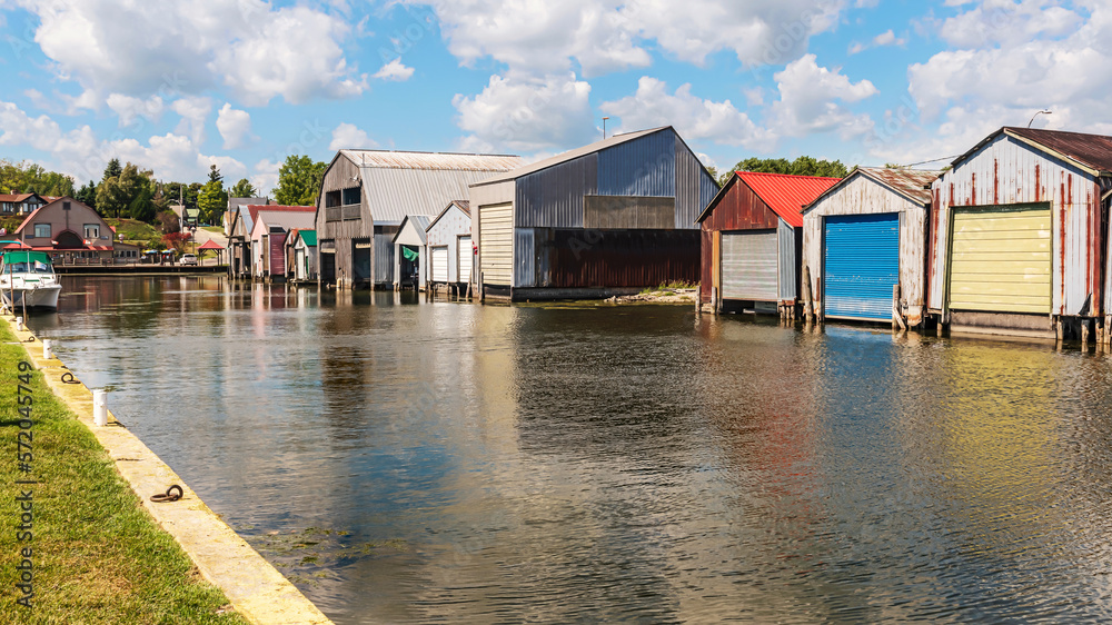 Obraz premium The boat houses at Port Rowan harbor on Lake Erie in Ontario, Canada.