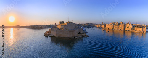 Canvastavla Sunrise view of Grand Harbour seascape in Valletta, capital of Malta