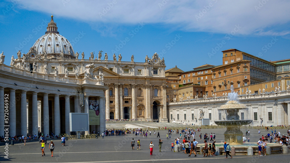Foule de touristes découvrant le Vatican à Rome en été