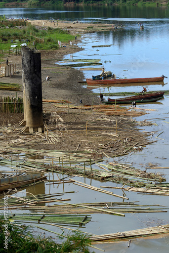 Exploitation du bambou le long d'un fleuve à Madagascar