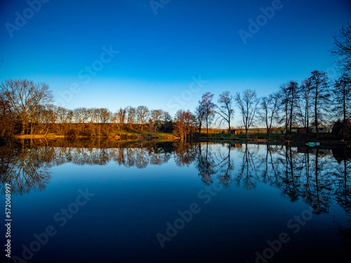 Waldsee zur blauen Stunde © focus finder