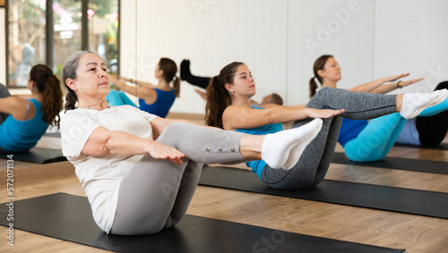 Εκτύπωση καμβά Concentrated sporty senior woman doing v-sit during bodyweight workout to streng