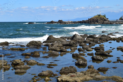 加茂海岸周辺の風景 ／ 山形県庄内浜の加茂海岸には、天然の良港として発展した加茂港、県立加茂水産高等学校、県水産試験場が立地しており、山形県の海洋研究・海洋教育の拠点としての役割も担っています。また、山形県内唯一の水族館である鶴岡市立加茂水族館があり、世界一多くの種類の「くらげ」を展示する水族館として、ギネス世界記録に認定されています。 photo