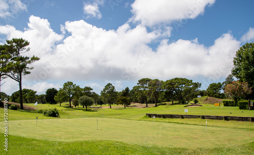 Campo de deporte de golf con un verde e impecable césped en verano photo