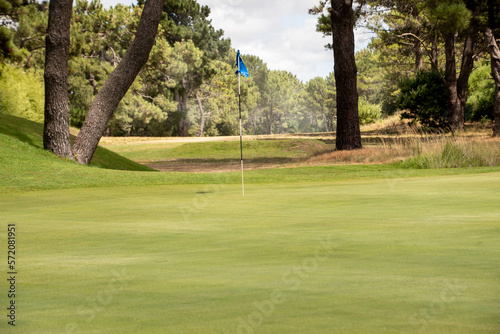 Campo de deporte de golf con un verde e impecable césped en verano photo