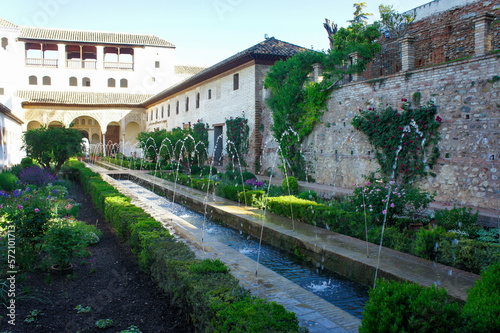 アルハンブラ宮殿　美しい庭と噴水 © FURISHO