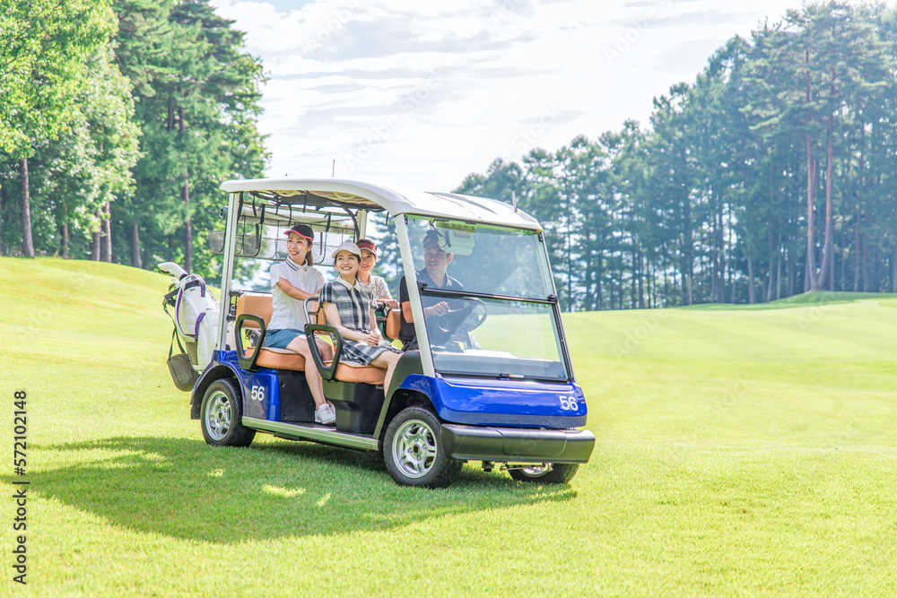 ゴルフ場でゴルフカートに乗るゴルファーの男女　撮影協力：あづみ野カントリークラブ