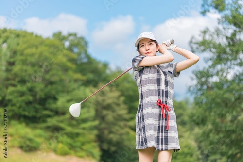 ゴルフ場でゴルフをするゴルファーの女性(笑顔・ティーショット・ゴルフコンペ) 撮影協力：あづみ野カントリークラブ